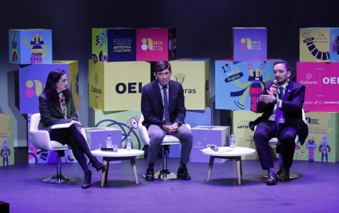 La directora de la Oficina Subregional para los Países Andinos, Adela Maestre, el coordinador del Sector Cultura de la UNESCO, Enrique López Hurtado, y el director General de Cultura de la Organización de Estados Iberoamericanos para la Educación, la Ciencia y la Cultura (OEI), Rapahael Callou, participan en el Congreso Iberoamericano de Educación y Formación Artística y Cultural en Bogotá (Colombia). EFE/ Mauricio Dueñas Castañeda
