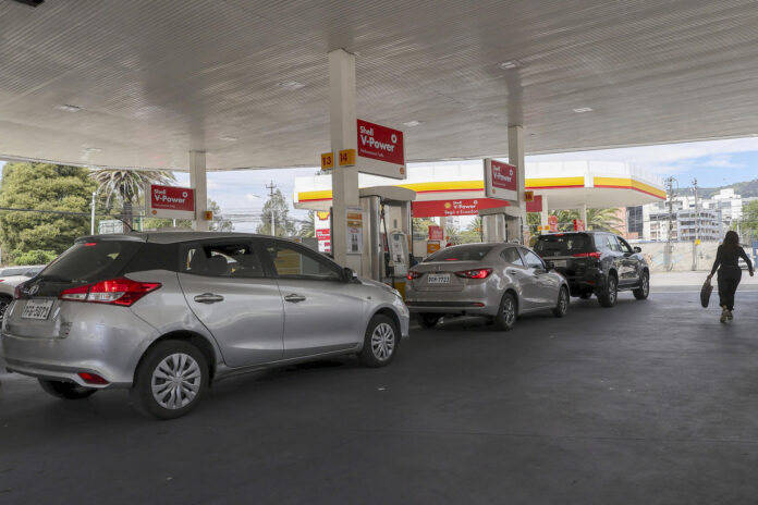 Vehículos hacen fila en una gasolinera este miércoles, en Quito (Ecuador).EFE/ José Jácome
