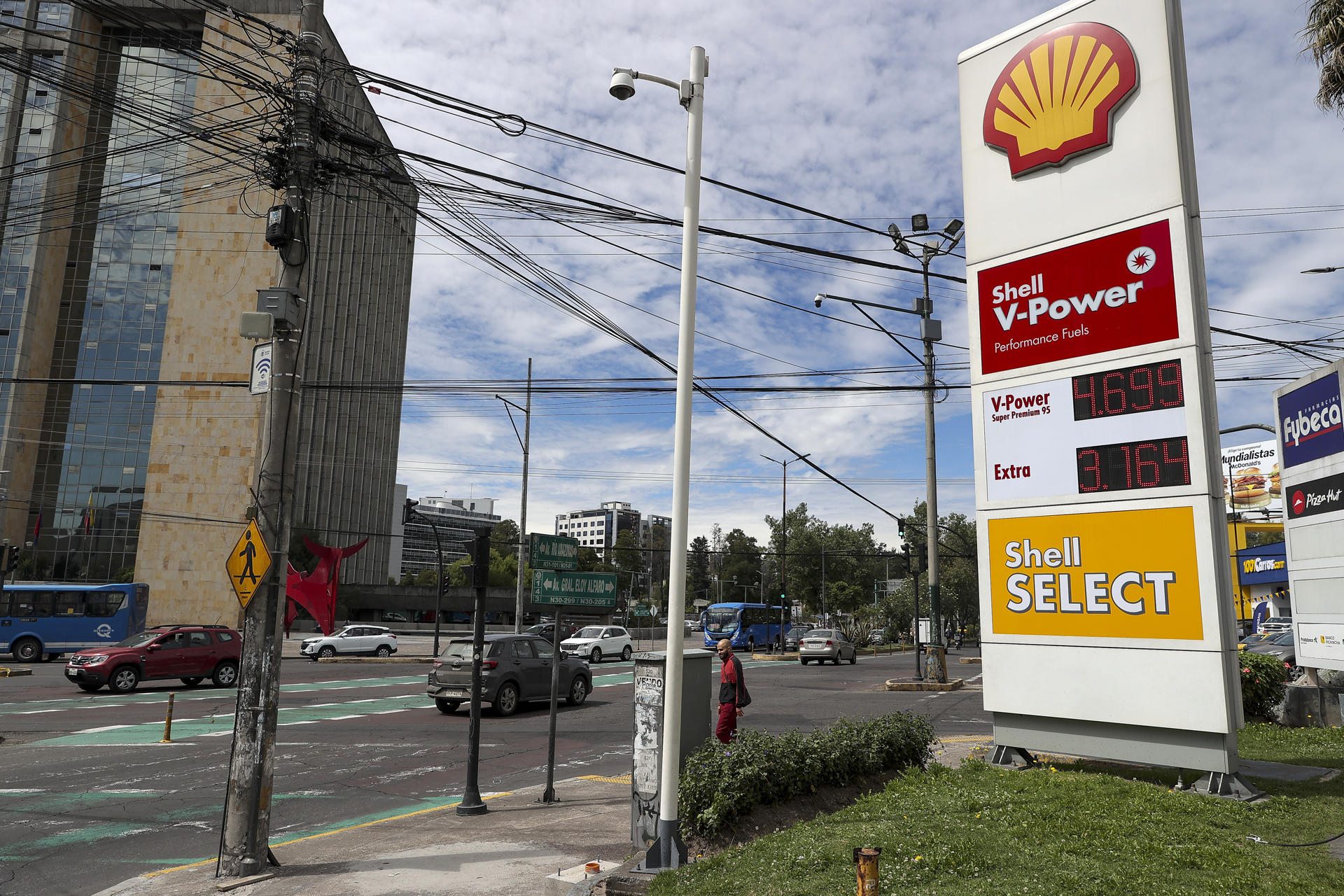 Vehículos transitan frente a una gasolinera este miércoles, en Quito (Ecuador).EFE/ José Jácome