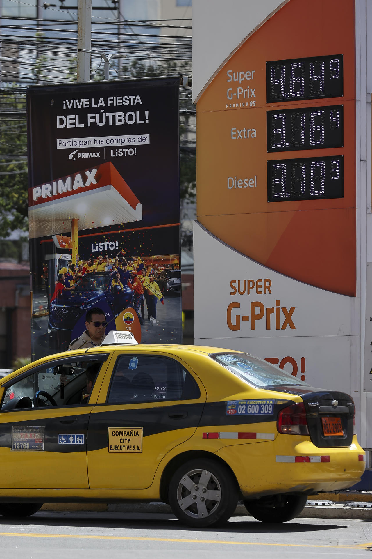 Fotografía que muestra precios en una gasolinera este miércoles, en Quito (Ecuador). EFE/ José Jácome