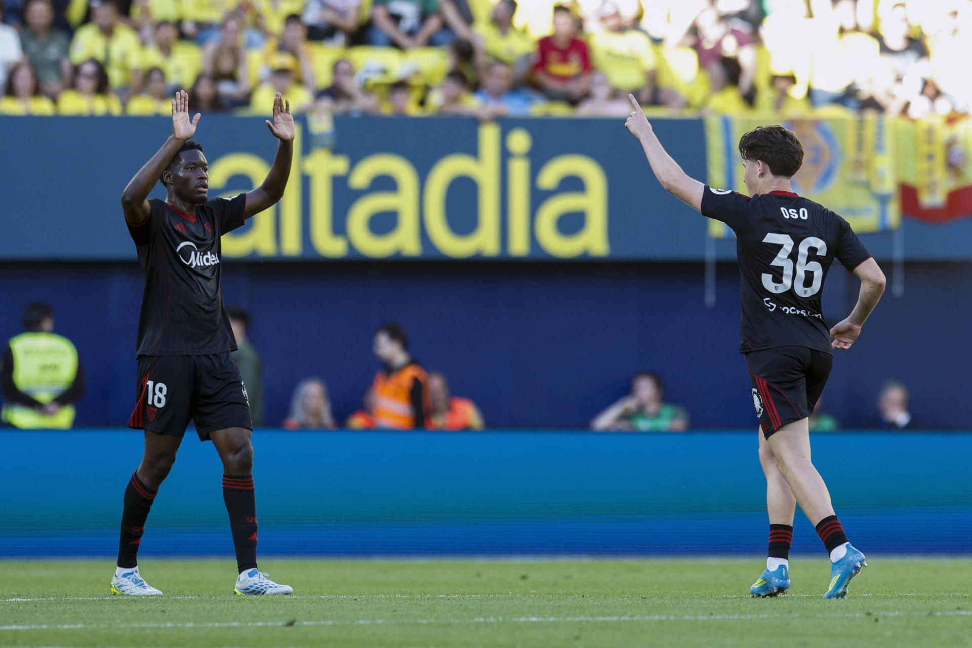 El lateral del Sevilla FC "Oso" celebra tras anotar un tanto durante el encuentro correspondiente a la jornada 36 disputado este miércoles entre el Villarreal y el Sevilla FC en el estadio de La Cerámica en Villarreal. EFE/ Kai Forsterling