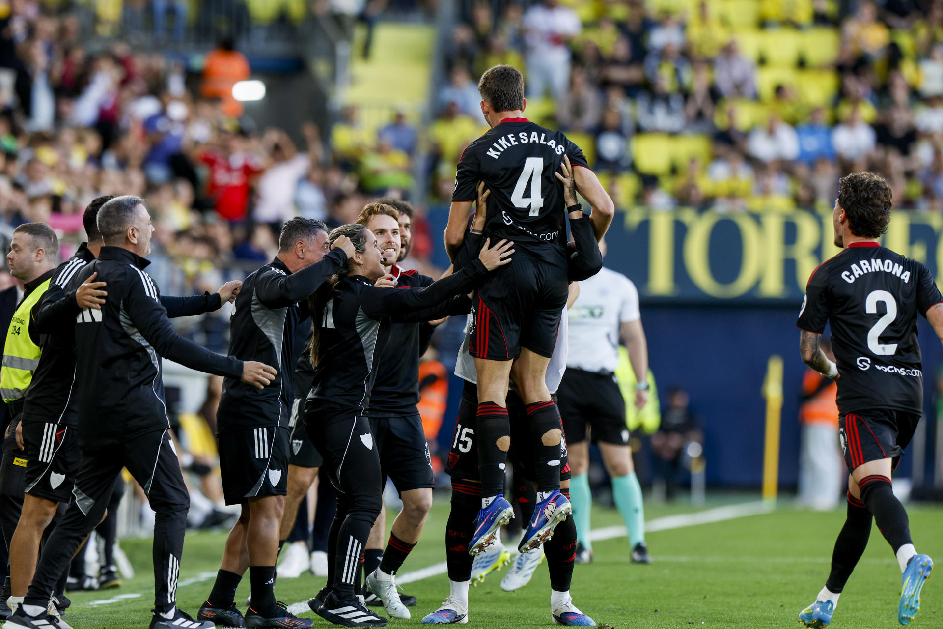 El defensa del Sevilla FC Kike Salas (c) celebra tras anotar un tanto durante el encuentro correspondiente a la jornada 36 disputado este miércoles entre el Villarreal y el Sevilla FC en el estadio de La Cerámica en Villarreal. EFE/ Kai Forsterling