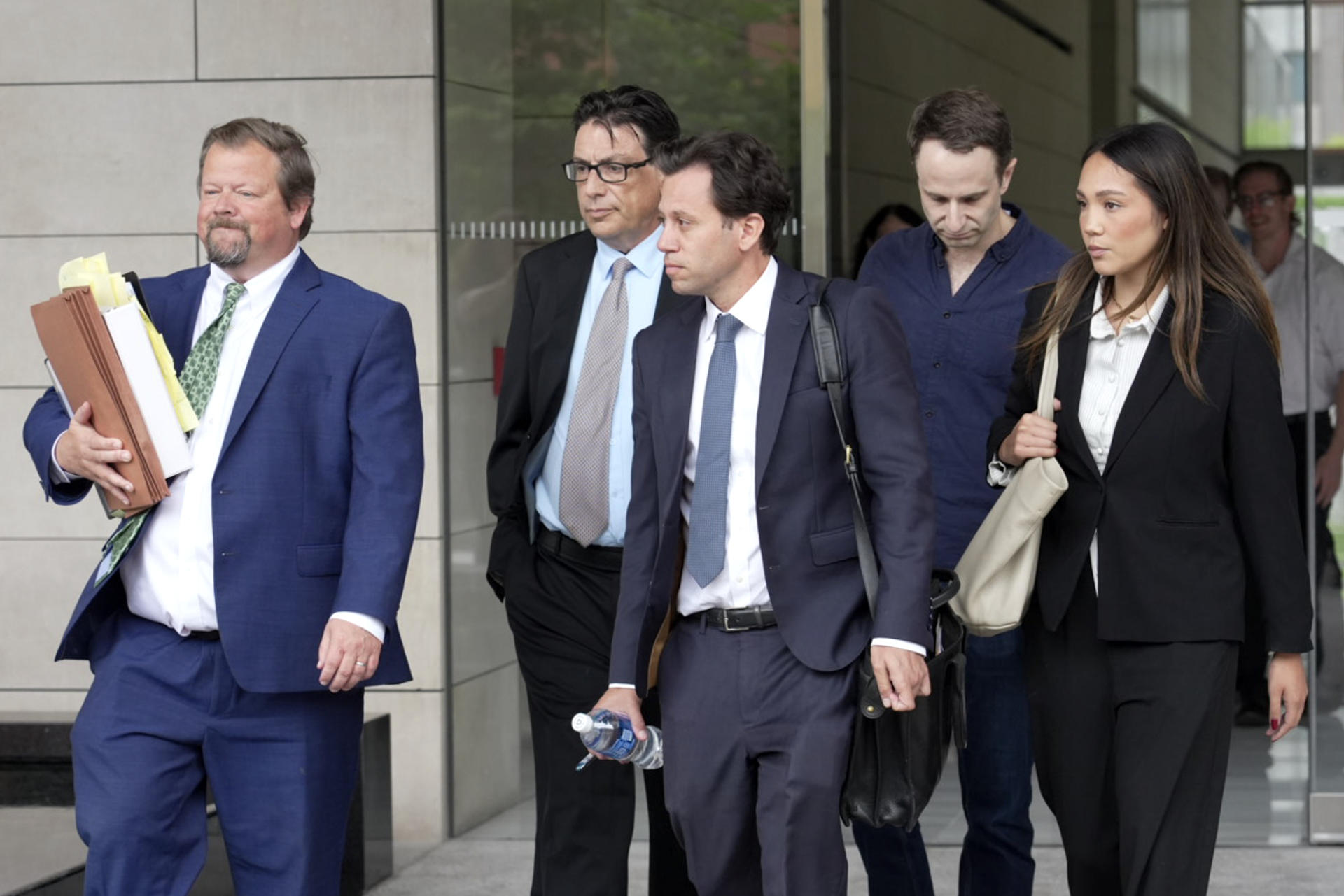 Erik Fleming (2-i), el contacto clave que coordinó la llegada de la ketamina hasta la casa de la estrella de 'Friends' Matthew Perry, sale del tribunal federal tras ser condenado a dos años de prisión, este miércoles, en Los Ángeles (Estados Unidos). EFE/ Omar Alonso