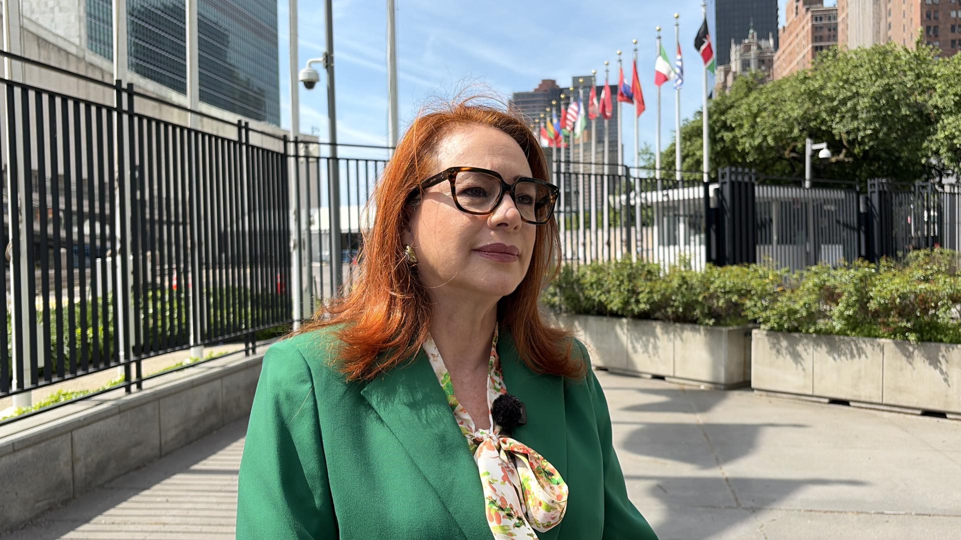 La diplomática ecuatoriana María ‌Fernanda Espinosa, nominada por Antigua y Barbuda para unirse a la carrera por la secretaría general de la ONU, habla durante una entrevista con EFE este miércoles en la sede de las Naciones Unidas en Nueva York (EE.UU.). EFE/Jan Téllez
