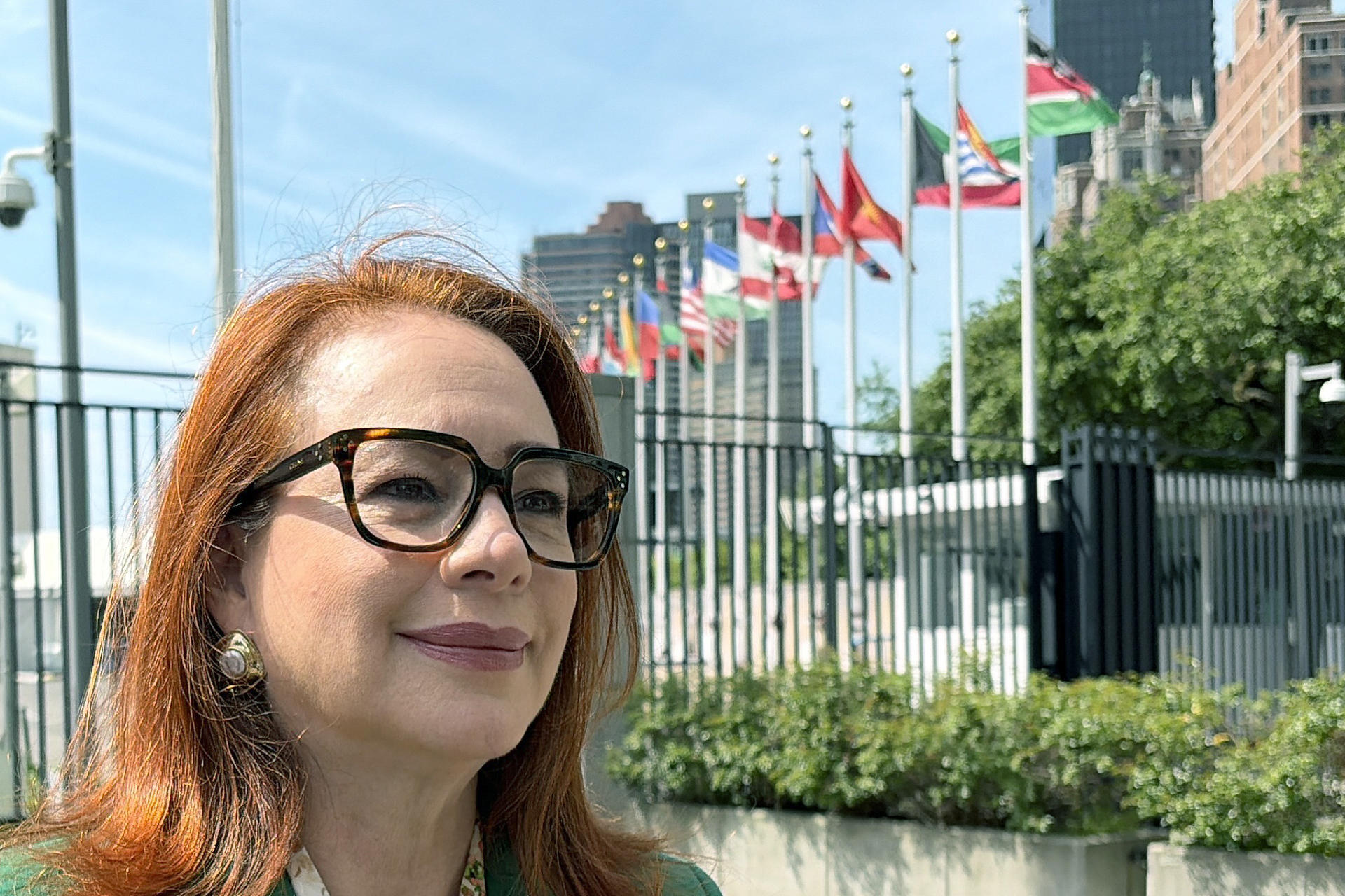 La diplomática ecuatoriana María ‌Fernanda Espinosa, nominada por Antigua y Barbuda para unirse a la carrera por la secretaría general de la ONU, habla durante una entrevista con EFE este miércoles en la sede de las Naciones Unidas en Nueva York (EE.UU.). EFE/Jan Téllez
