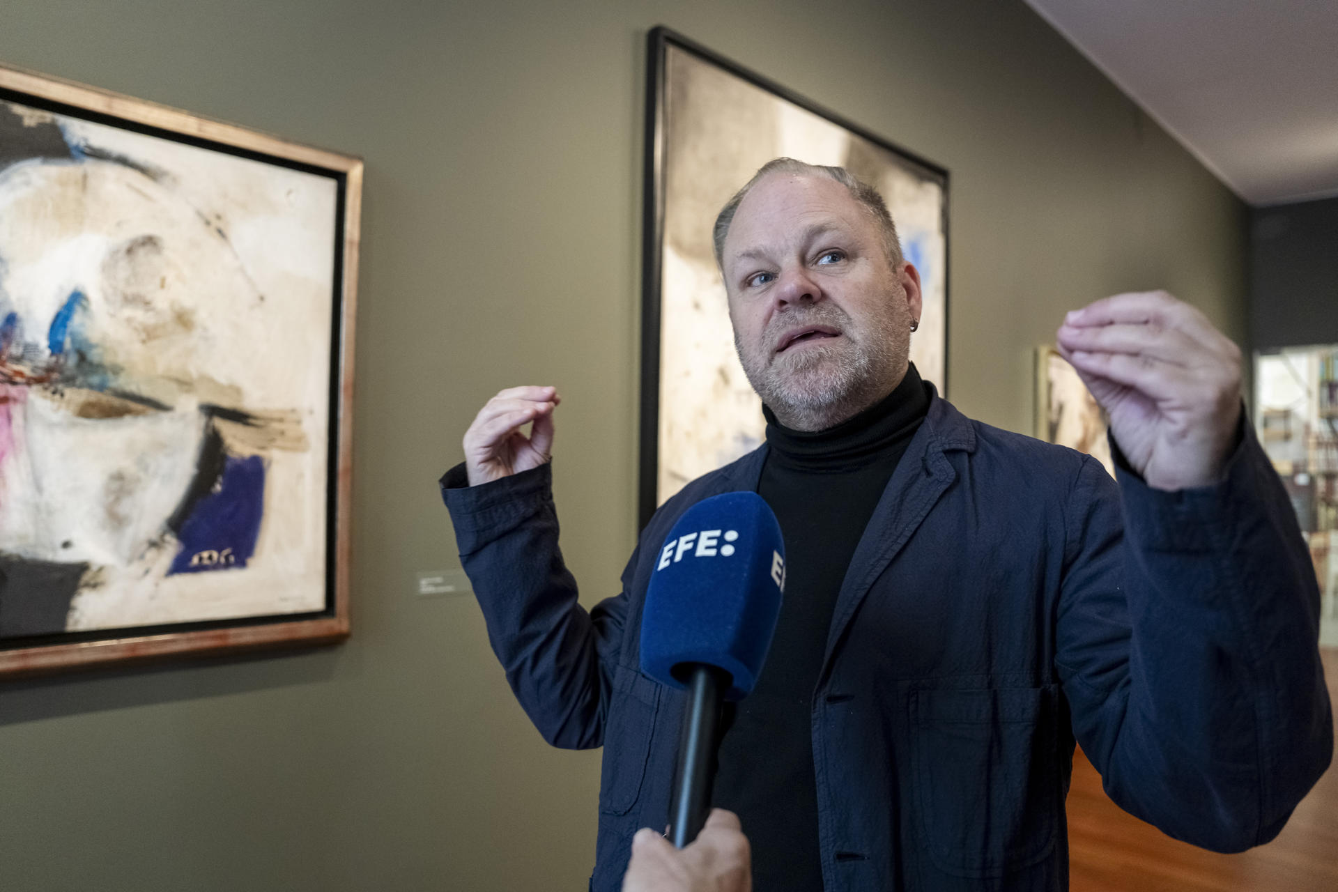 El curador Tobias Ostrander habla en una entrevista con EFE durante la exposición 'Lilia Carrillo: Rupturas y Premoniciones' este miércoles, en la Americas Society en Nueva York (Estados Unidos). EFE/ Angel Colmenares