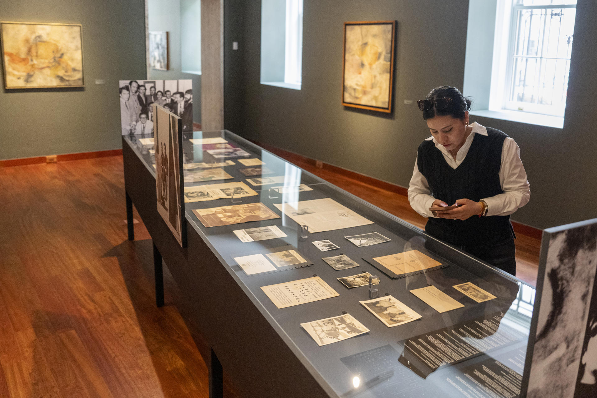 Una persona asiste a la exposición 'Lilia Carrillo: Rupturas y Premoniciones' este miércoles, en la Americas Society en Nueva York (Estados Unidos). EFE/ Angel Colmenares