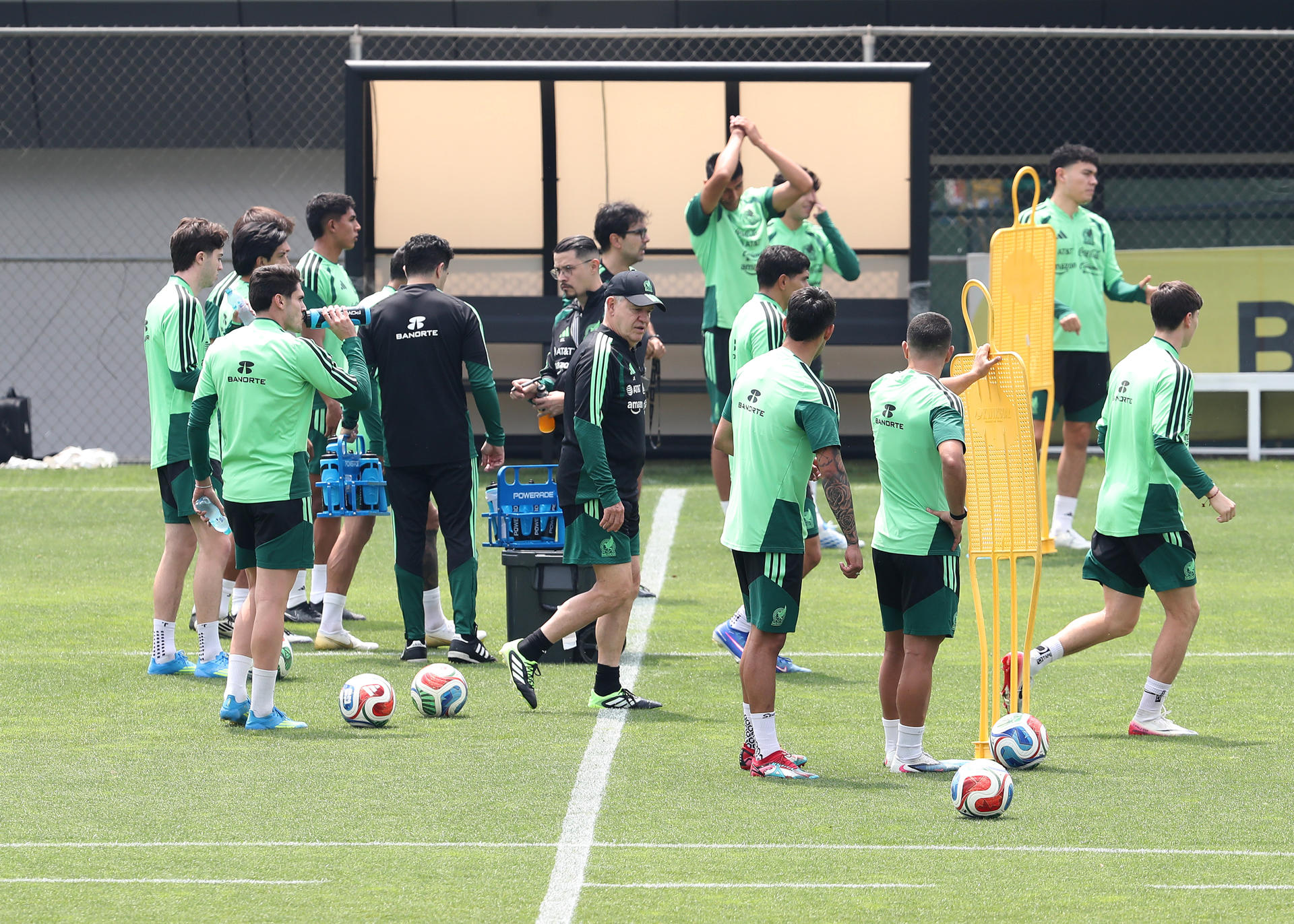 El técnico Javier Aguirre (c-i), da instrucciones a los jugadores de la Selección de Fútbol de México durante un entrenamiento este miércoles, en el Centro de Alto Rendimiento, en Ciudad de México (México). EFE/ Mario Guzmán
