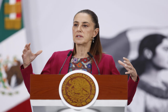 La presidenta de México, Claudia Sheinbaum, habla durante una rueda de prensa este miércoles, en el Palacio nacional de Ciudad de México (México). EFE/Sáshenka Gutiérrez
