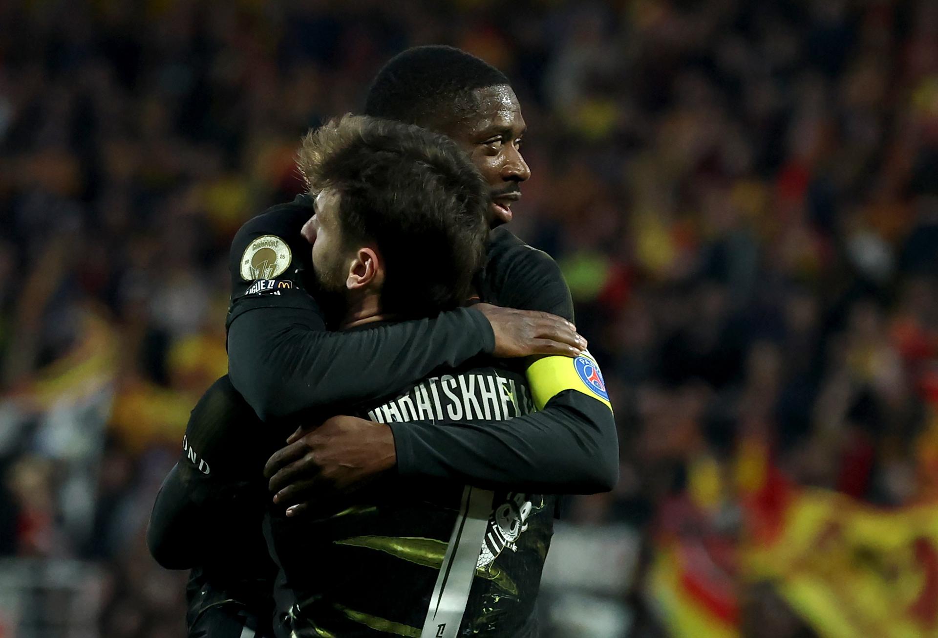 Los jugadores del PSG Khvicha Kvaratskhelia y Ousmane Dembele durante el partido de la Ligue1 que han jugado RC Lens y PSG en Lens, Francia. EFE/EPA/MOHAMMED BADRA