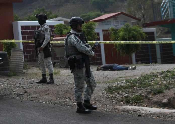 Integrantes de la Guardia Nacional de México custodian la zona donde ocurrió un enfrentamiento en Chilapa en el estado de Guerrero (México). EFE/José Luis de la Cruz
