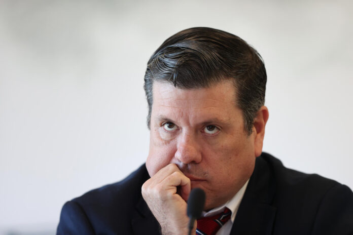 El jefe de Gabinete Civil de la Presidencia de Paraguay, Javier Giménez, reacciona en una rueda de prensa este miércoles, en Asunción (Paraguay). EFE/ Juan Pablo Pino
