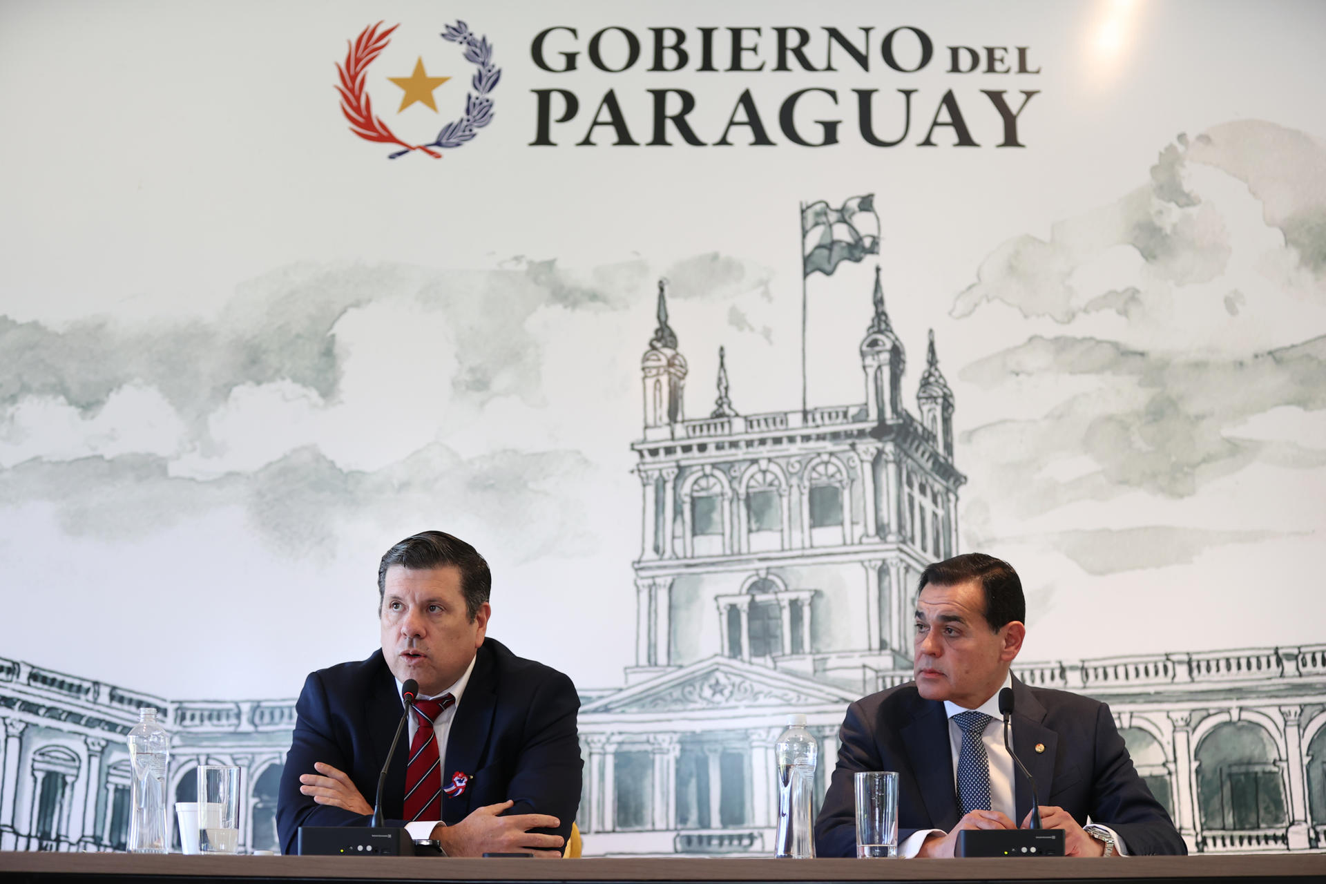 El jefe de Gabinete Civil de la Presidencia de Paraguay, Javier Giménez (i), habla junto al ministro de Relaciones Exteriores de Paraguay, Rubén Ramirez, en una rueda de prensa este miércoles, en Asunción (Paraguay). EFE/ Juan Pablo Pino
