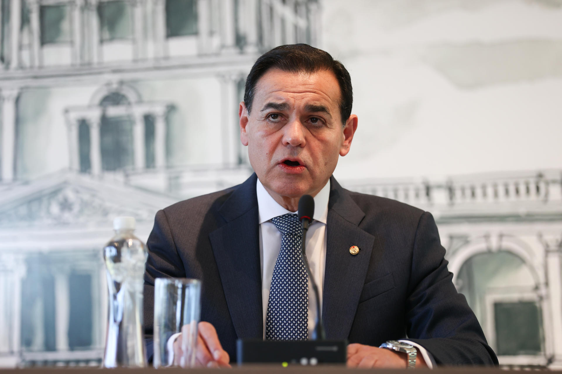 El ministro de Relaciones Exteriores de Paraguay, Rubén Ramirez, habla en una rueda de prensa este miércoles, en Asunción (Paraguay). EFE/ Juan Pablo Pino

