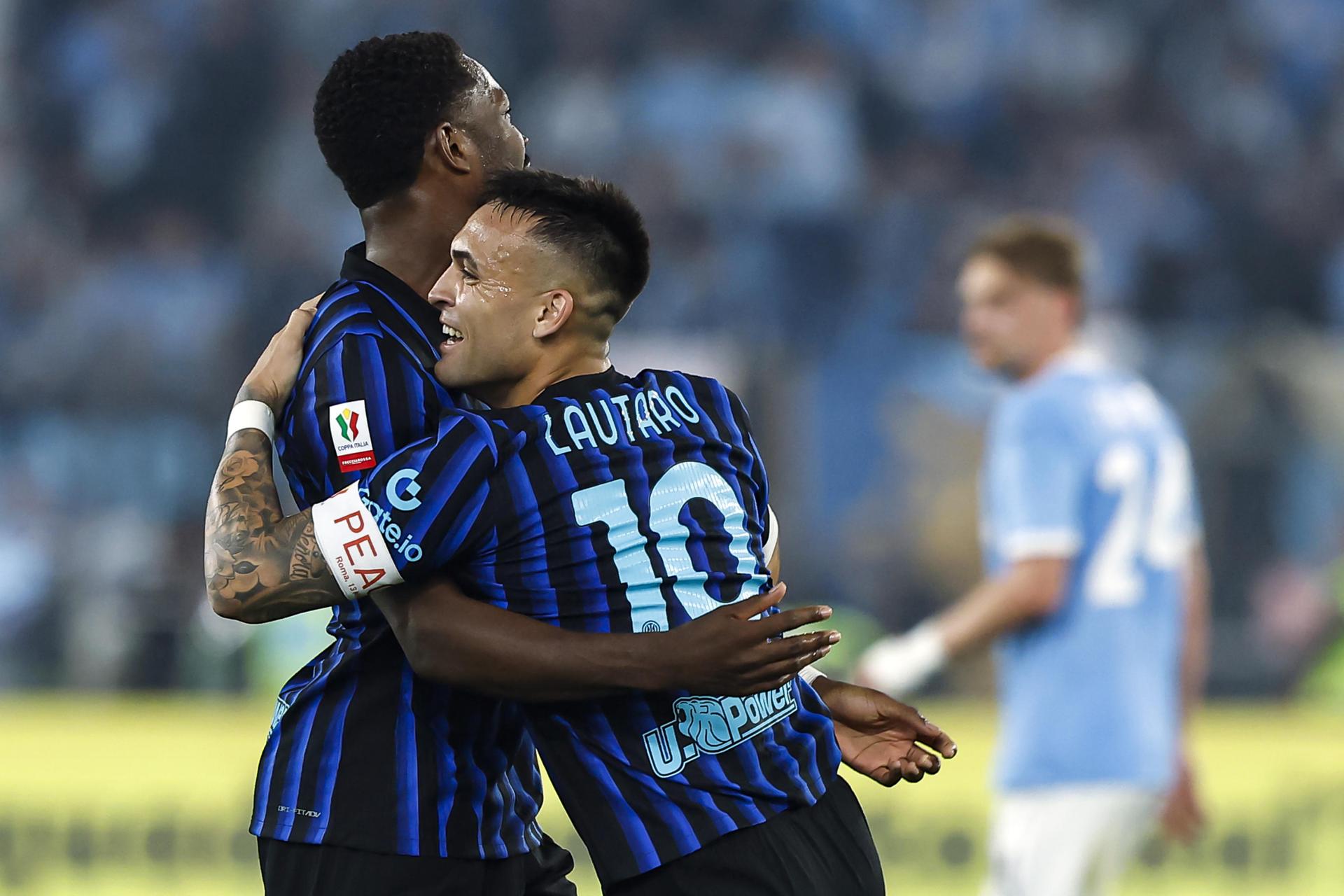 El futbolista del Inter Lautaro Martinez (d) celebra el 0-2 durante el partido de la final de Copa que han jugado SS Lazio e FC Inter, en Roma, Italia. EFE/EPA/ANGELO CARCONI