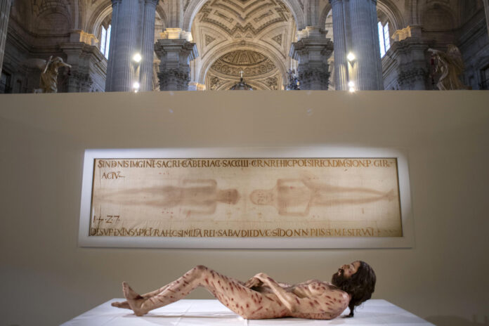 Fotografía de archivo del 5 de abril de 2025 donde se muestra 'The Mystery Man', una escultura hiperrealista a tamaño real del cuerpo de quien pudo ser Jesús tras su muerte expuesta en Jaén (España). EFE/Jose Manuel Pedrosa
