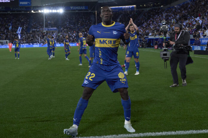 El delantero costamarfileño del Alavés, Ibrahim Diabate, celebra el primer gol del equipo vitoriano durante el encuentro correspondiente a la jornada 36 de Laliga EA Sports que disputan este miércoles Alavés y FC Barcelona en el estadio de Mendizorroza, en Vitoria. EFE / Lino González.
