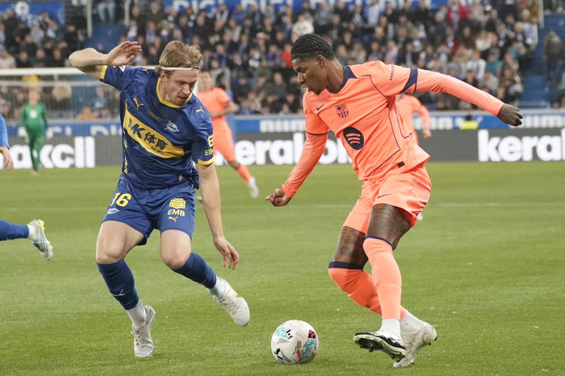 El delantero británico del FC Barcelona, Marcus Rashford (d), con el balón ante el defensa finlandés del Alaves, Ville Koski, durante el encuentro correspondiente a la jornada 36 de Laliga EA Sports que disputaron Alavés y FC Barcelona en el estadio de Mendizorroza, en Vitoria. EFE / Lino González.
