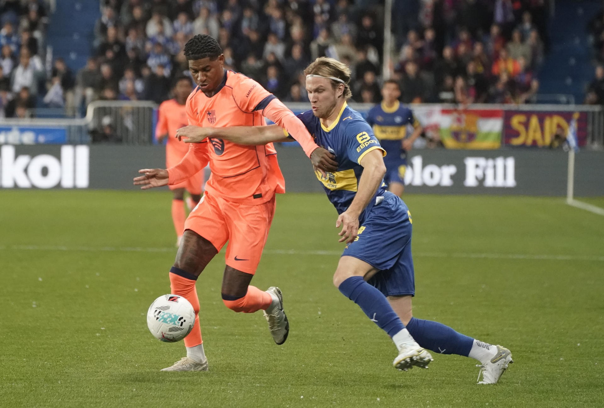 El delantero británico del FC Barcelona, Marcus Rashford (i), disputa el balón ante el defensa finlandés del Alaves, Ville Koski, durante el encuentro correspondiente a la jornada 36 de Laliga EA Sports que disputan este miércoles Alavés y FC Barcelona en el estadio de Mendizorroza, en Vitoria. EFE / Lino González.
