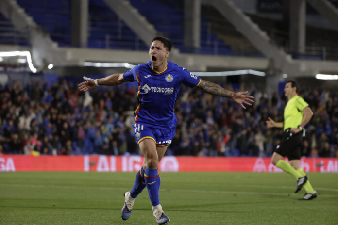 El delantero uruguayo del Getafe, Martín Satriano, celebra el segundo gol del equipo madrileño durante el partido de LaLiga entre el Getafe y el Mallorca, este miércoles en el Coliseum de la localidad madrileña. EFE/ Juanjo Martín
