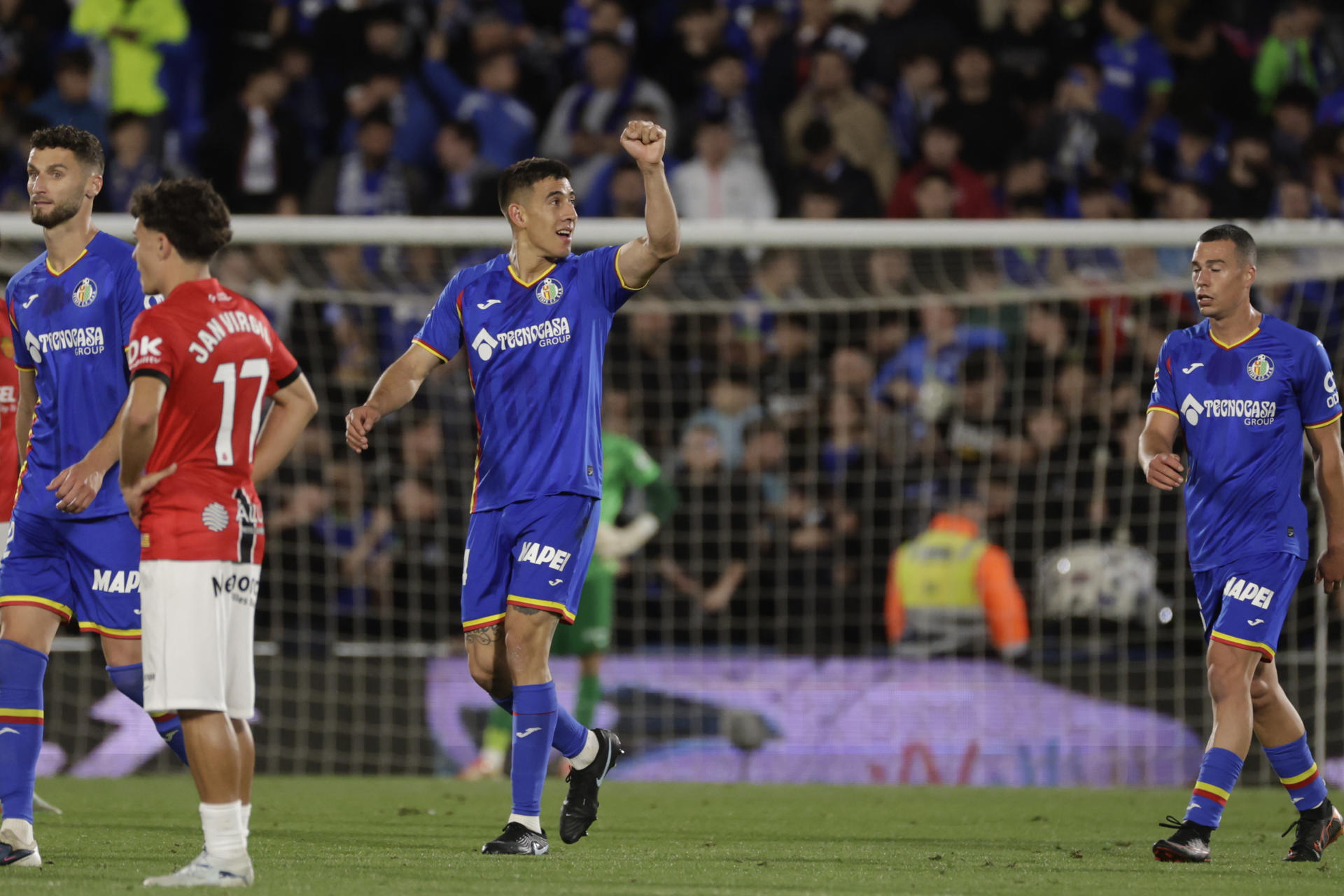 El defensa argentino del Getafe Zaid Romero celebra su gol, tercer gol del equipo ante el Mallorca, durante el partido de la jornada 36 de LaLiga entre el Getafe y el Mallorca, este miércoles en el Coliseo de Getafe. EFE/ Juanjo Martín
