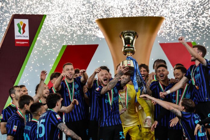 Los jugadores del Inter celebran el título tras el partido que han jugado SS Lazio e FC Inter, en Roma, Italia. EFE/EPA/EFE/EPA/GIUSEPPE LAMI
