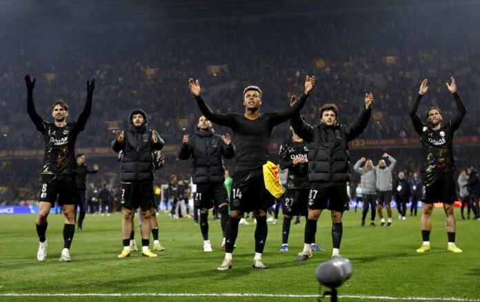 El PSG tras el partido de la Ligue1 que han jugado RC Lens y PSG en Lens, Francia. EFE/EPA/MOHAMMED BADRA

