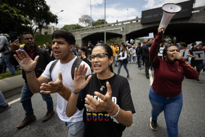 Estudiantes de la Universidad Central de Venezuela (UCV) y activistas de derechos humanos protestaron este miércoles, para exigir justicia por la muerte del preso político Víctor Quero Navas, ocurrida hace 10 meses e informada la semana pasada por el Gobierno del país suramericano, en Caracas (Venezuela). EFE/ Ronald Peña R
