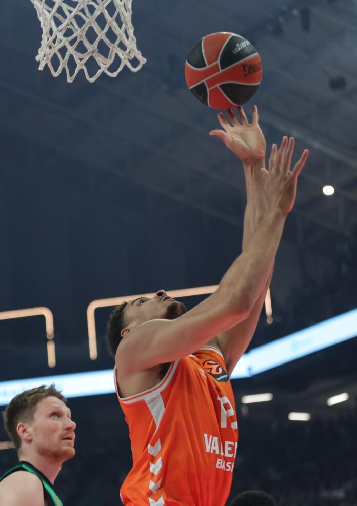 El pívot del Valencia Basket Neal Sako en acción. EFE/EPA/PETE ANDREOU

