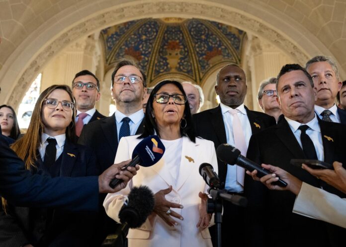 Delcy Rodríguez (C), presidenta interina de Venezuela, habla con periodistas tras una sesión en la Corte Internacional de Justicia relativa a la región de Esequibo, en La Haya, Países Bajos, el 11 de mayo de 2026. EFE/EPA/BART MAAT
