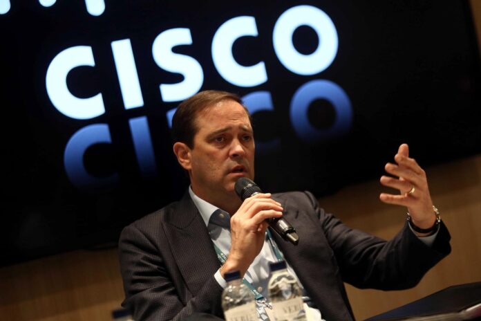 Fotografía de archivo del consejero delegado de la tecnológica estadounidense Cisco, Chuck Robbins, durante una conferencia, en Barcelona (España). EFE/Toni Albir
