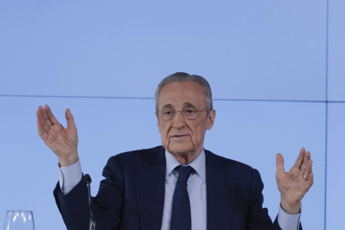 El presidente del Real Madrid, Florentino Pérez, en la rueda de prensa ofrecida este martes, afirmó que no va a dimitir e informó de que ha pedido a la junta electoral que inicie el proceso a las elecciones a la junta directiva a la que se va a presentar. EFE/ Juanjo Martín
