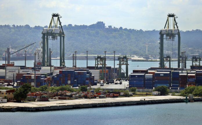 Fotografía de archivo, tomada en septiembre de 2023, de una vista general de Puerto Mariel, en la provincia de Artemisa (Cuba). EFE/Ernesto Mastrascusa
