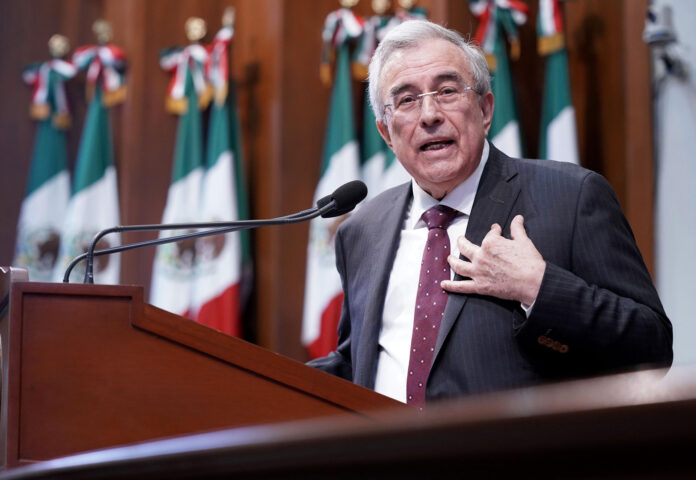 MEX8921. CULIACÁN (MÉXICO), 23/03/2022.- Fotografía de archivo fechada el 25 de febrero de 2022, que muestra al gobernador de Sinaloa, Rubén Rocha Moya, mientras participa en un acto protocolario en la ciudad Culiacán, en Sinaloa (México). Los gobernadores de San Luis Potosí, Ricardo Gallardo Cardona, y de Sinaloa, Rubén Rocha Moya, son los que cuentan con un mayor respaldo popular, según una encuesta de la firma Poligrama difundida este miércoles. EFE/ Juan Carlos Cruz ARCHIVO
