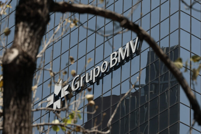 Fotografía de archivo del edificio coorporativo de la Bolsa Mexicana de Valores (BMV) en la Ciudad de México (México). EFE/José Méndez
