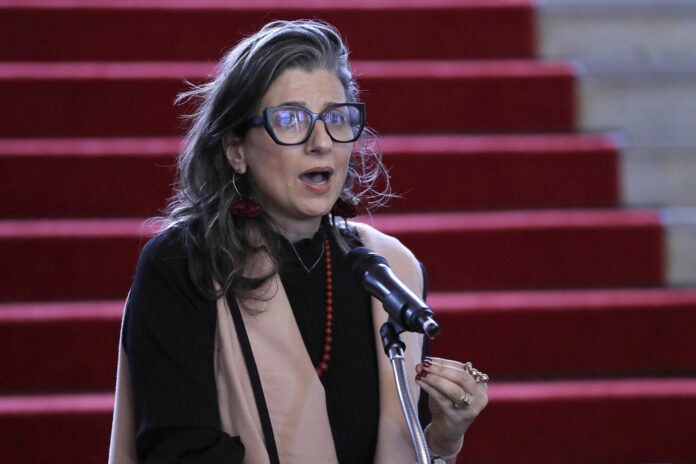Fotografía de archivo del 15 de julio de 2025 de la relatora de la ONU para Palestina, Francesca Albanese, hablado durante una rueda de prensa, en Bogotá (Colombia). EFE/ Carlos Ortega / ARCHIVO
