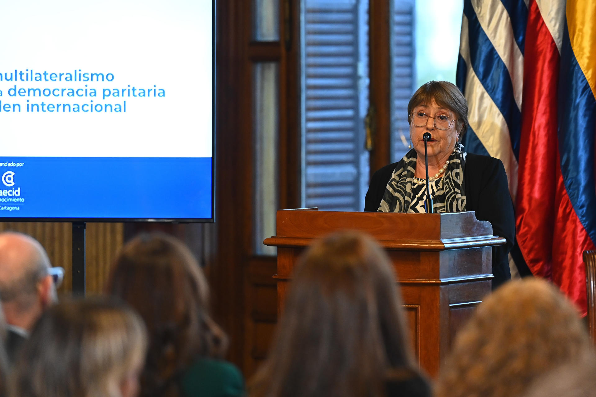 La expresidenta de Chile, Michelle Bachelet (2-d), fue captada este 13 de mayo, durante un encuentro de mujeres políticas de América Latina, en Montevideo (Uruguay). EFE/Federico Gutiérrez
