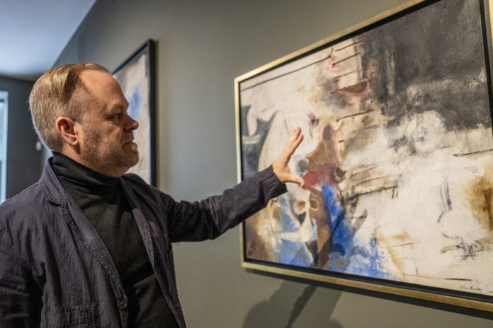 El curador Tobias Ostrander observa una obra durante la exposición 'Lilia Carrillo: Rupturas y Premoniciones' este miércoles, en la Americas Society en Nueva York (Estados Unidos). EFE/ Angel Colmenares
