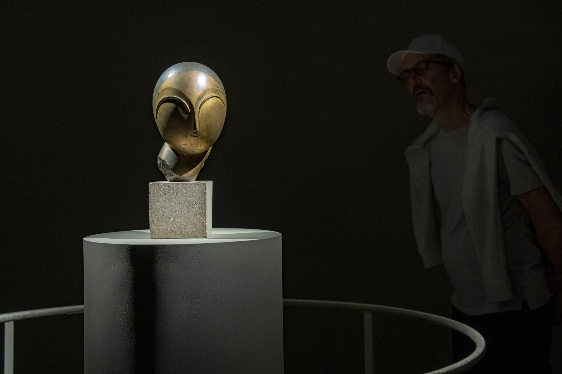 Un hombre fue captado este 13 de mayo al observar una escultura de Constantin Brancusi (1876-1957), que será subastada por la casa Christies, en Nueva York (NY, EE.UU.). EFE/Ángel Colmenares