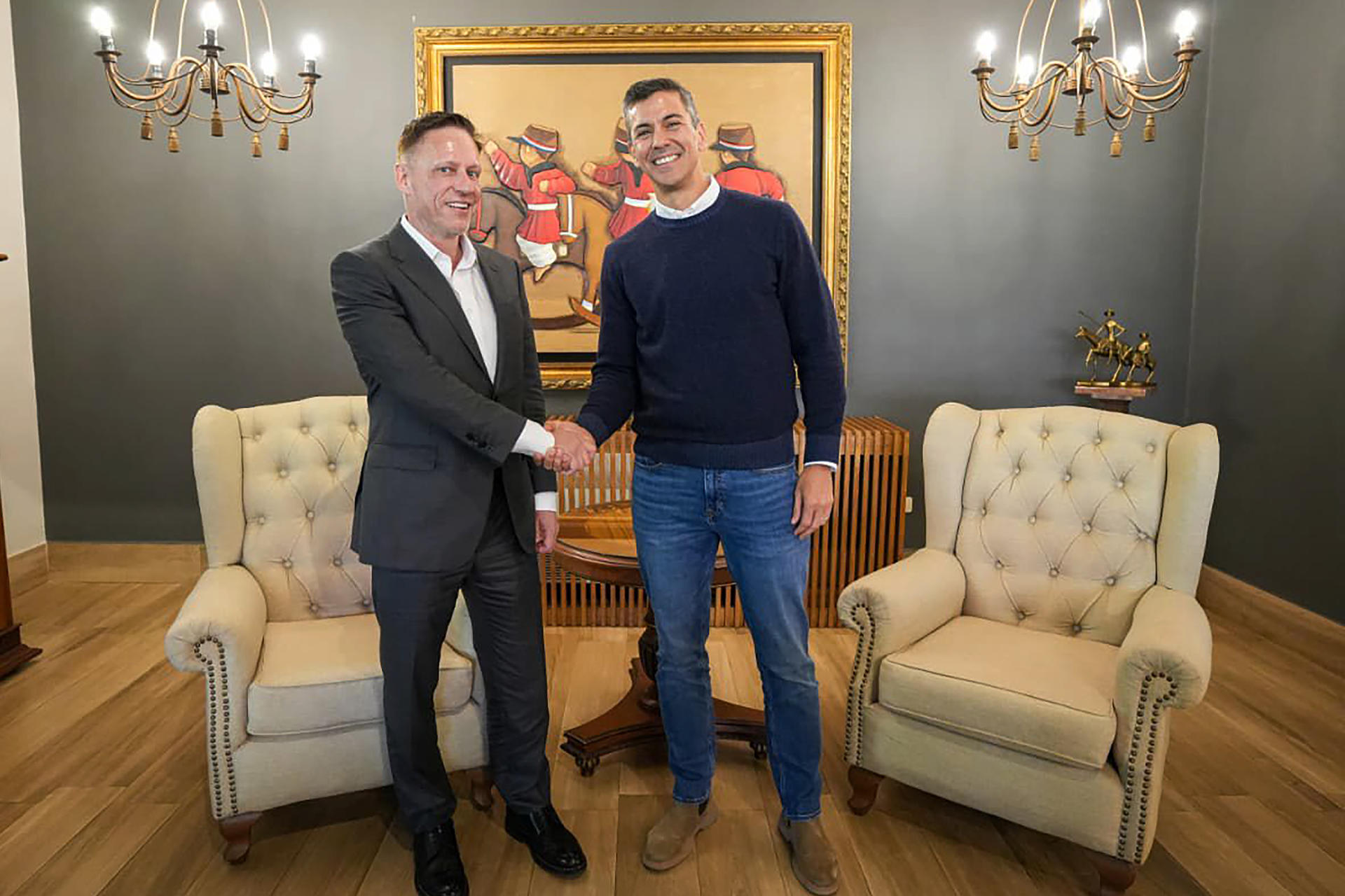 Fotografía cedida este 13 de mayo por la Presidencia de Paraguay en la que se captó al mandatario Santiago Peña (c-d) al posar junto al magnate tecnológico estadounidense Peter Thiel, en Asunción (Paraguay). EFE/Presidencia de Paraguay
