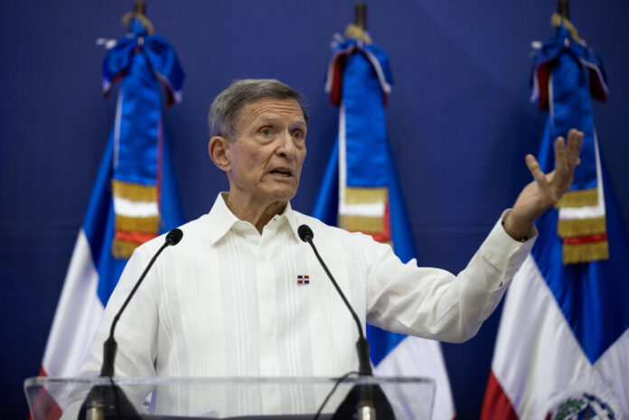 El canciller de la República Dominicana, Roberto Álvarez, fue captado este 13 de mayo, durante una rueda de prensa, en Santo Domingo (República Dominicana). EFE/Orlando Barría
