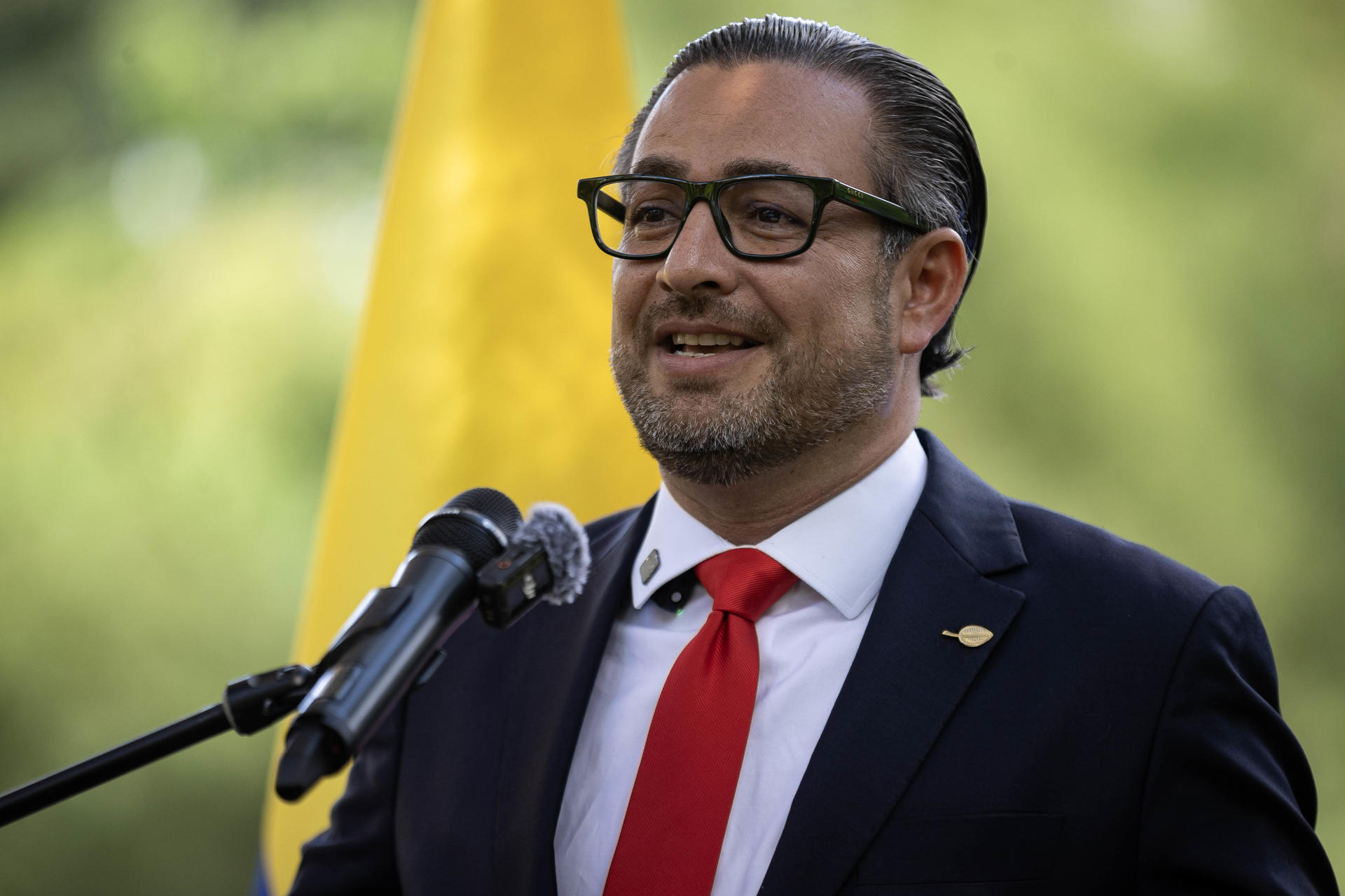 El alcalde de Baruta, Darwin González, habla durante la presentación de una escultura del nobel colombiano Gabriel García Márquez, realizada por el artista venezolano Carlos Jairrán con el apoyo del Banco de Desarrollo de América Latina y el Caribe y la Embajada de Colombia, este miércoles durante un acto de la Alcaldía de Baruta, en Caracas (Venezuela). EFE/ Ronald Peña R