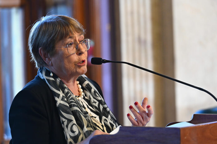La expresidenta de Chile Michelle Bachelet, habla durante un seminario en el salón de Eventos Especiales del Palacio Legislativo este miércoles, en Montevideo (Uruguay). EFE/ Federico Gutiérrez
