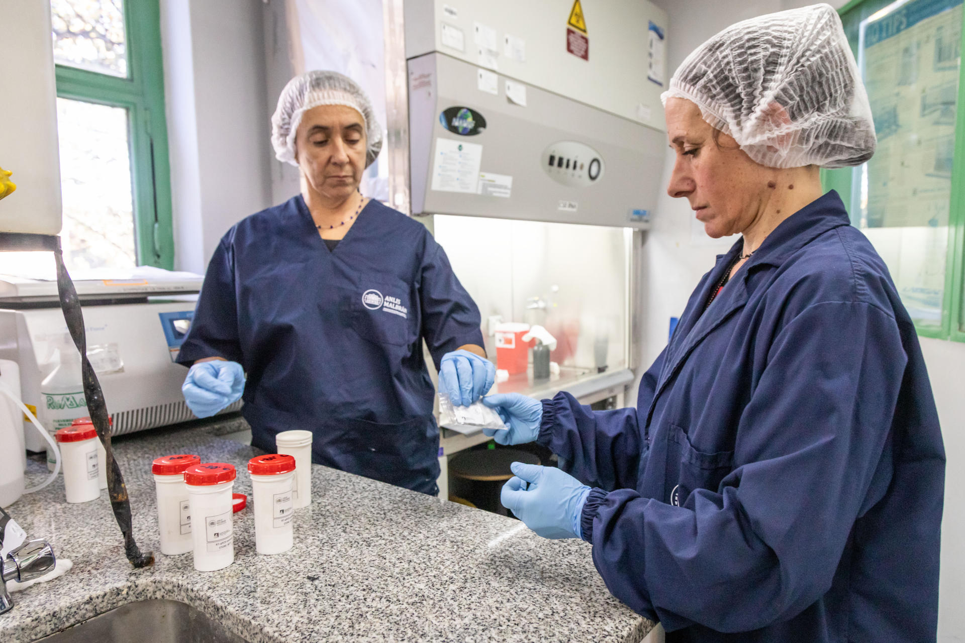 Fotografía cedida por ANLIS Malbrán que muestra a personas trabajando en un laboratorio en Buenos Aires (Argentina). EFE/ ANLIS Malbrán
