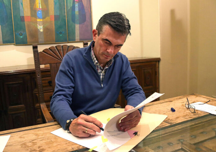 Fotografía cedida por la Presidencia de Bolivia que muestra a su mandatario, Rodrigo Paz, firmando un documento este miércoles, en La Paz (Bolivia). EFE/ Presidencia de Bolivia
