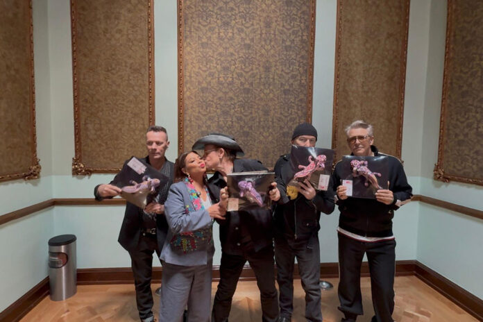 Fotografía cedida por el Gobierno de la Ciudad de México que muestra a la jefa de Gobierno, Clara Brugada (2-i), posando junto a los integrantes de la banda de rock irlandesa U2 este miércoles, en Ciudad de México (México). EFE/ Gobierno de la Ciudad de México /SOLO USO EDITORIAL/ NO VENTAS/ SOLO DISPONIBLE PARA ILUSTRAR LA NOTICIA QUE ACOMPAÑA (CRÉDITO OBLIGATORIO)
