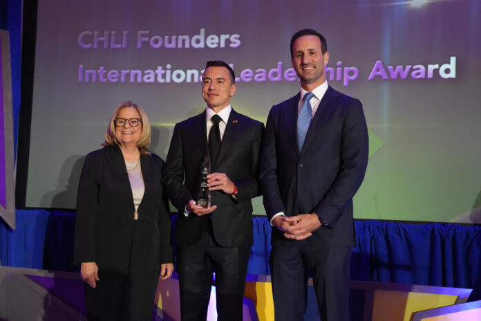 El presidente de Ecuador, Daniel Noboa (c), posa junto al congresista de los Estados Unidos, Miguel Díaz Balart (d), y la excongresista de los Estados Unidos, Ileana Ros-Lehtinen, en la 22.ª gala anual y entrega de los Premios al Liderazgo 'Mosaico de Voces' este miércoles, en Washington (EE.UU.). EFE/ Octavio Guzmán
