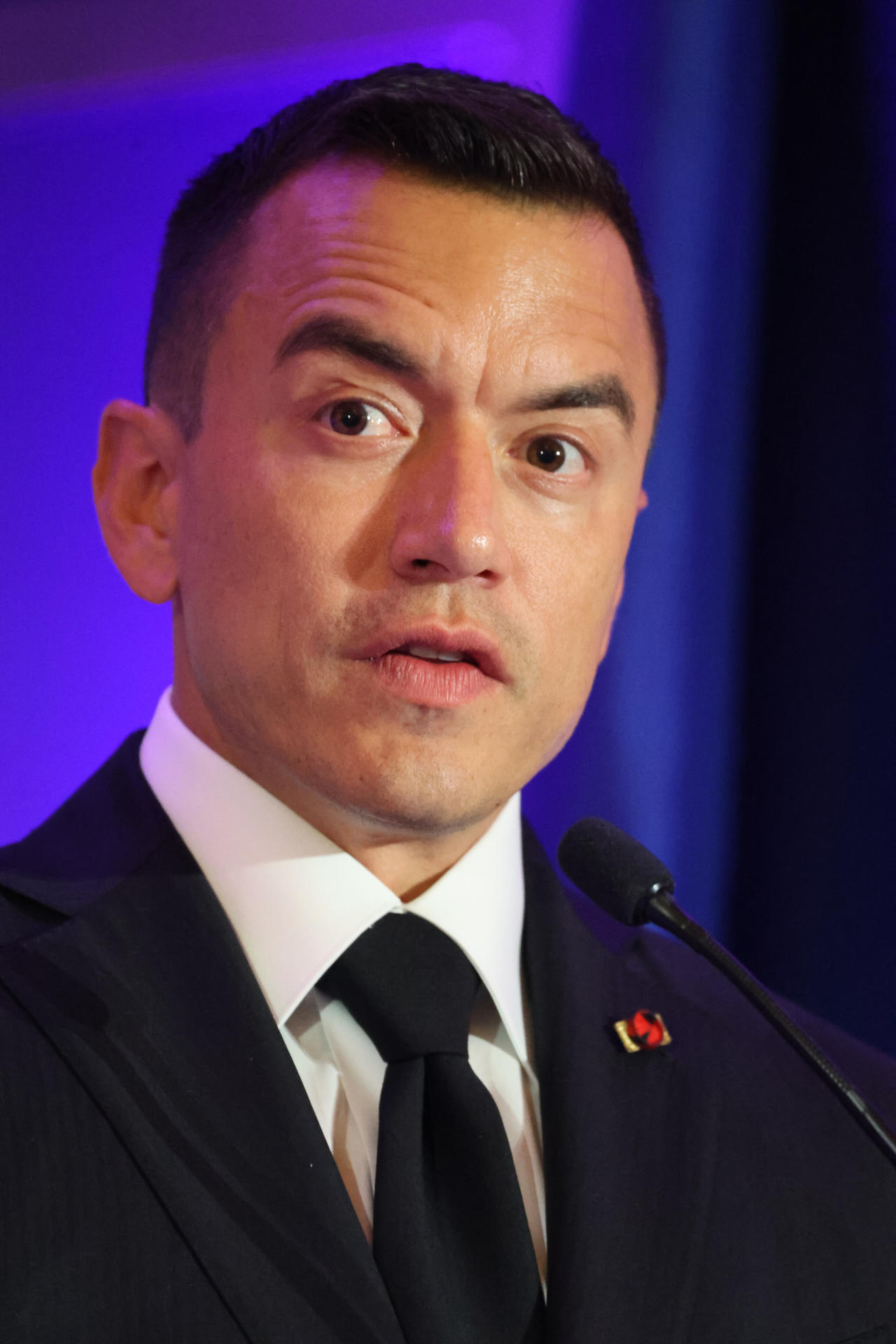 El presidente de Ecuador, Daniel Noboa, habla durante la 22.ª gala anual y entrega de los Premios al Liderazgo 'Mosaico de Voces' este miércoles, en Washington (EE.UU.). EFE/ Octavio Guzmán
