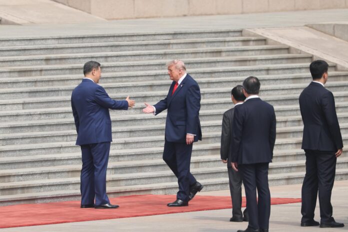 BEIJING (China), 14/05/2026.- Los presidentes de China, Xi Jinping (I), y de Estados Unidos, Donald Trump (D), se saludan en Pekín. EFE/EPA/Maxim Shemetov / POOL
