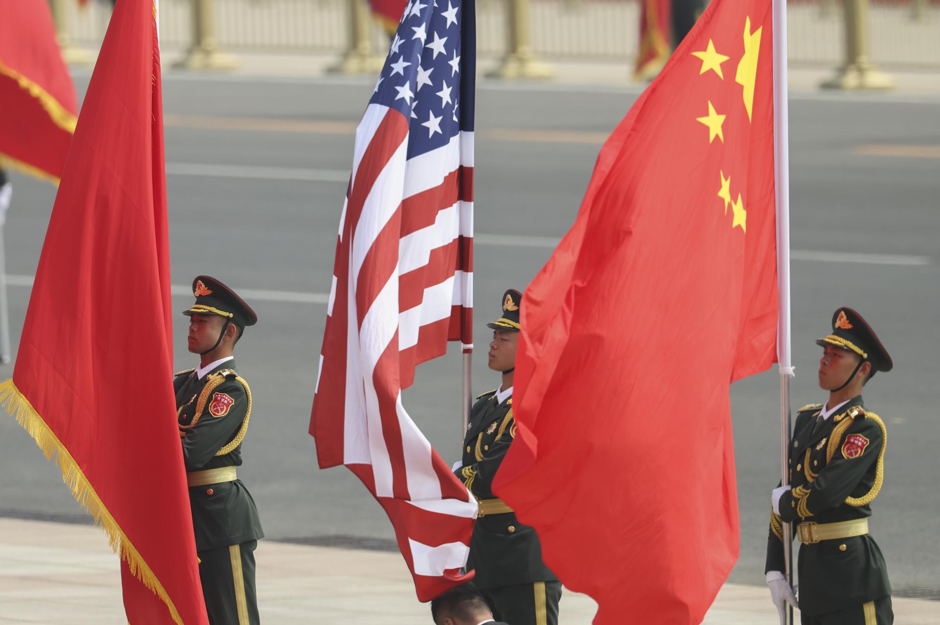 BEIJING (China), 14/05/2026.- Soldados de China portan banderas del país asiático y de Estados Unidos durante un acto en Pekín. EFE/EPA/Maxim Shemetov / POOL
